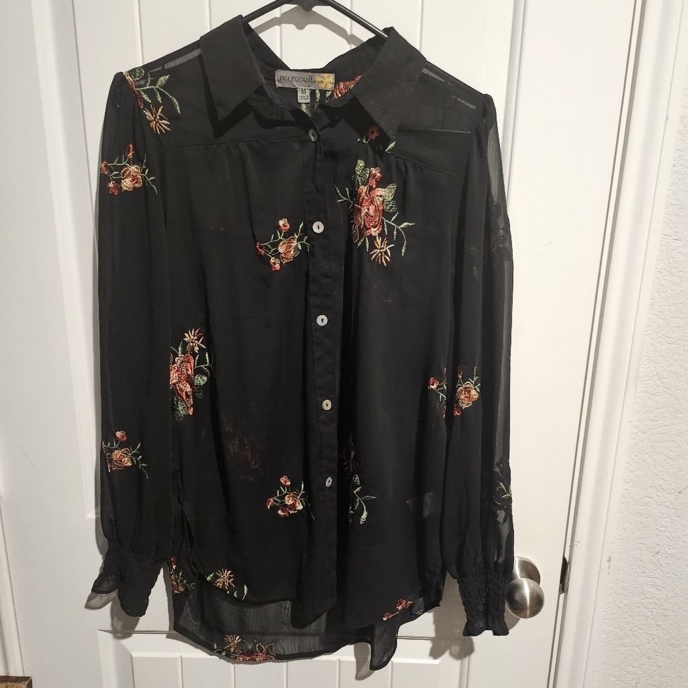 FIGLEROA Black Floral Embroidered Blouse